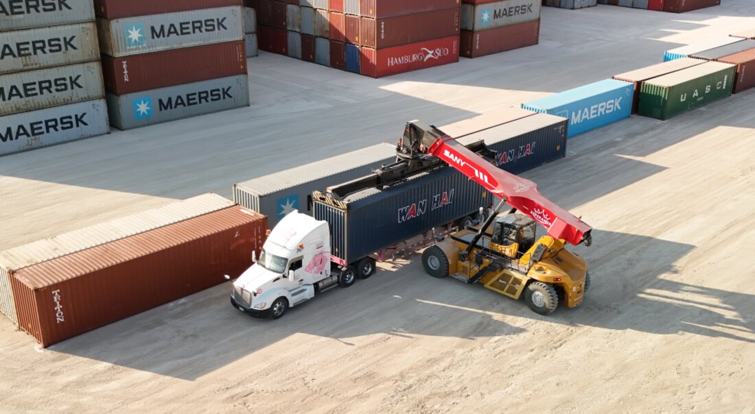 Grúa reach stacker de 45 toneladas cargando contenedor en Patio La Esperanza