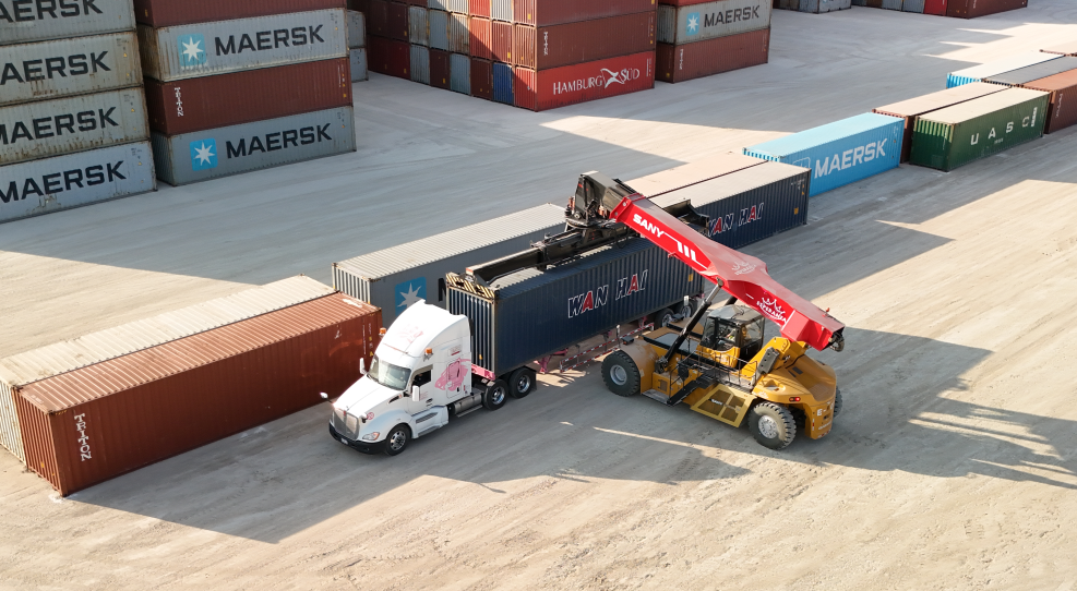 Grúa reach stacker de 45 toneladas cargando contenedor en Patio La Esperanza