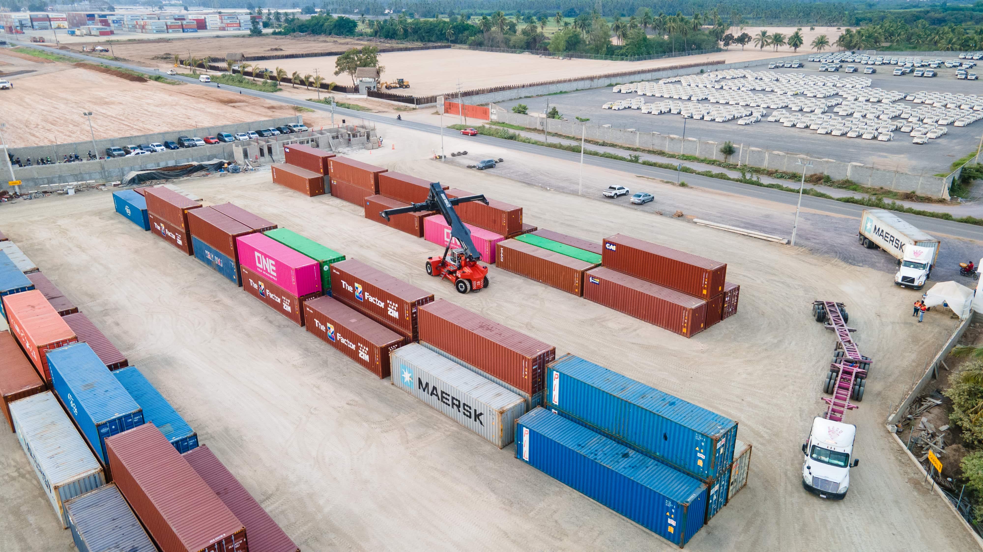 Operaciones de descarga de contenedores en el patio logístico