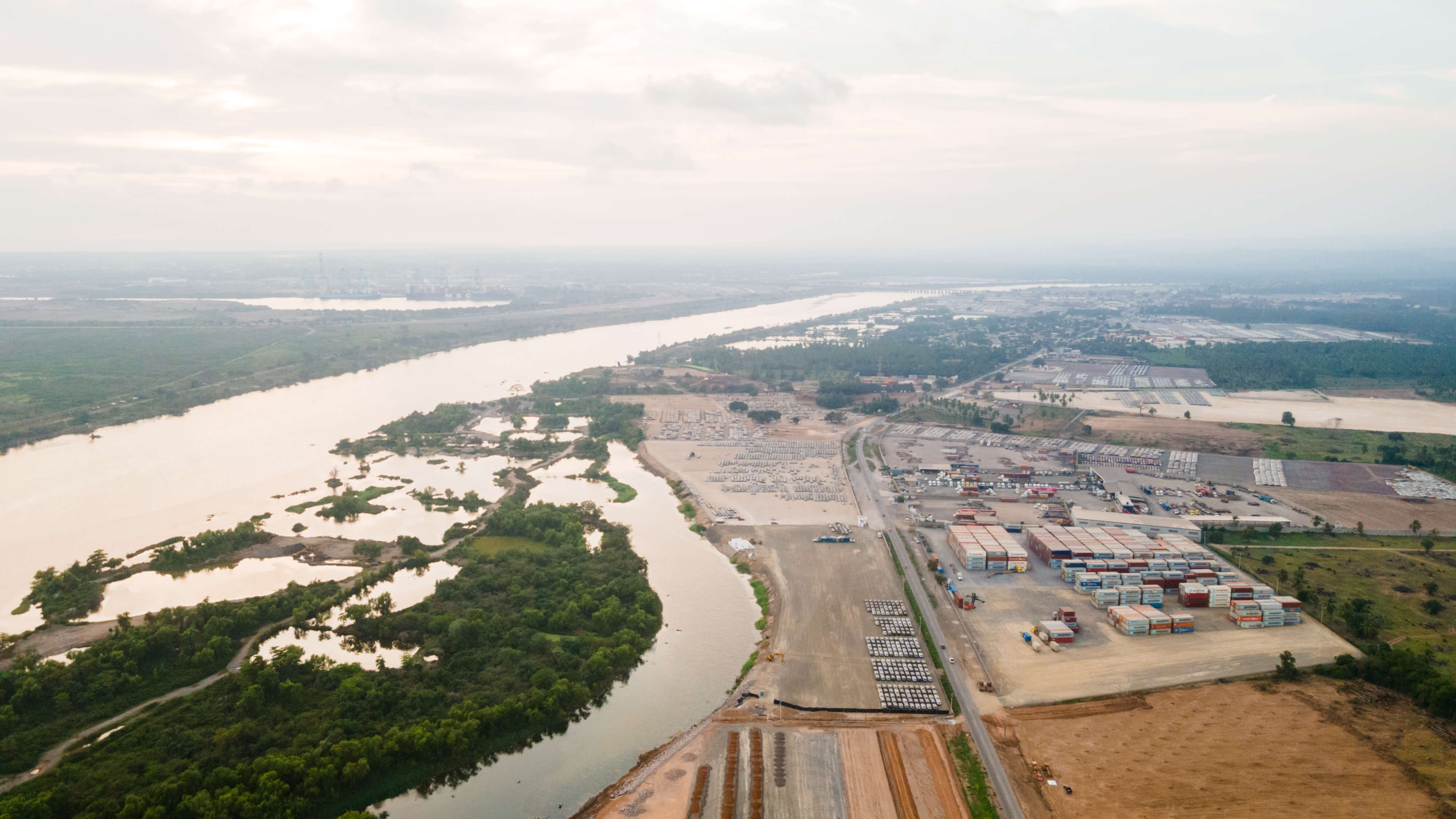 Superficie pavimentada del patio logístico Patio La Esperanza